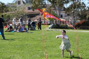 2009 Festival girl launches kite